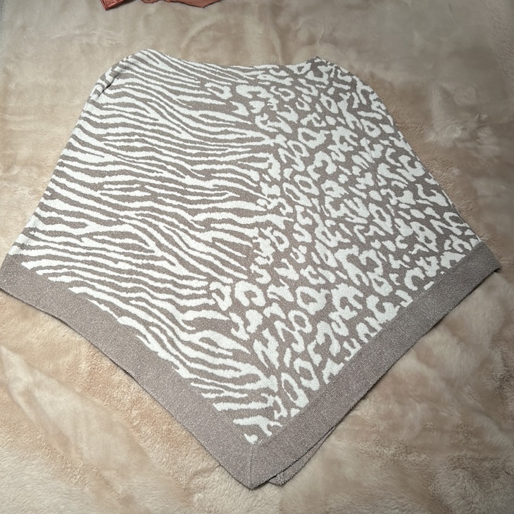 Barefoot Dreams Animal Print Poncho - NWOT - Picture 6 of 9